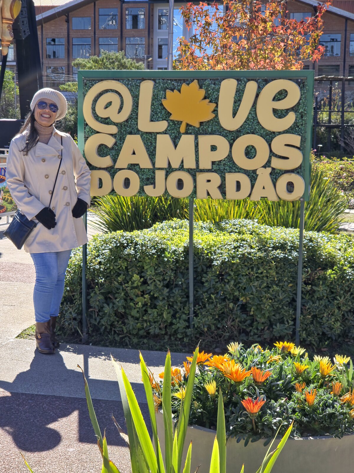Luciana ao lado da placa Love Campos do Jordão no Parque Capivari