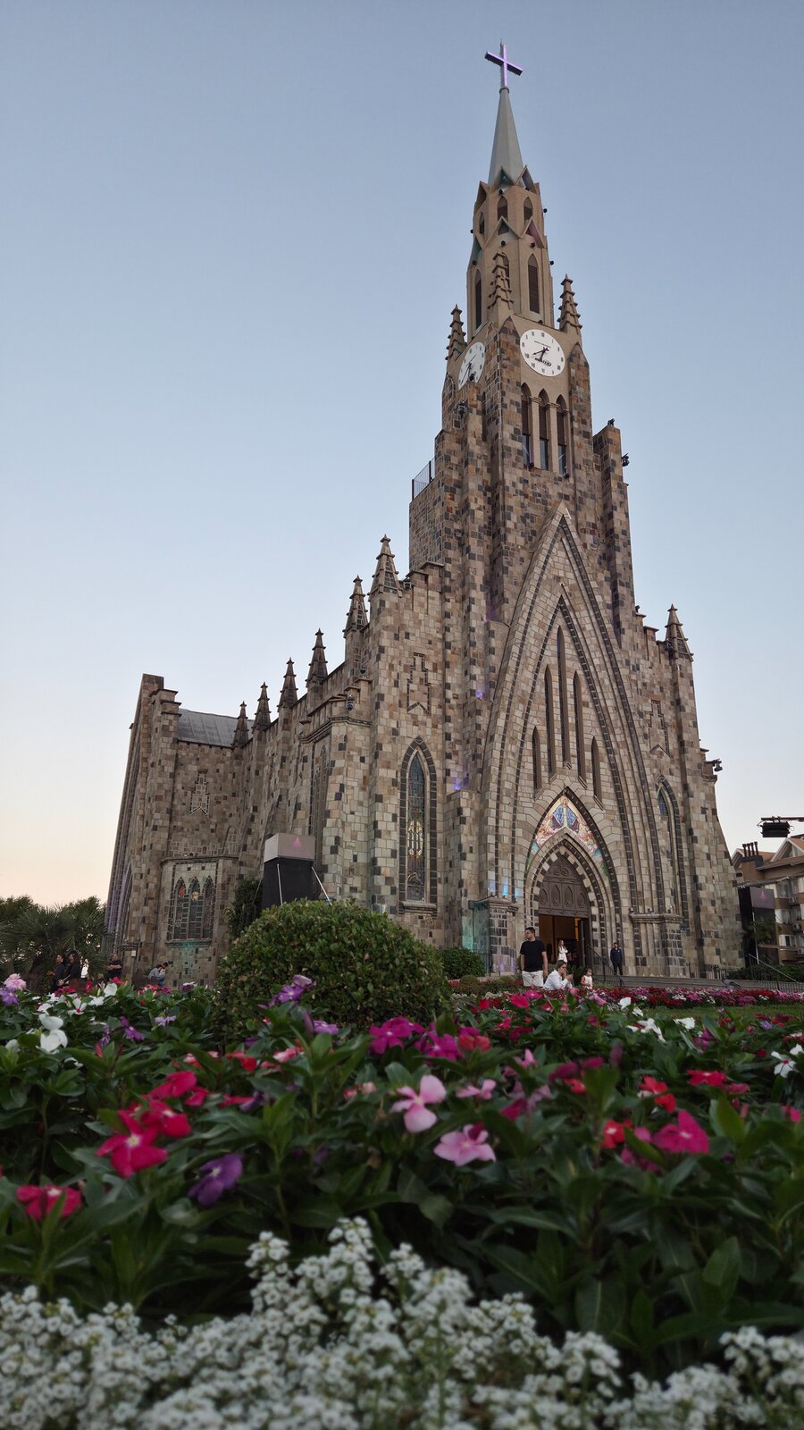 Catedral de Pedra de Canela cercada de flores