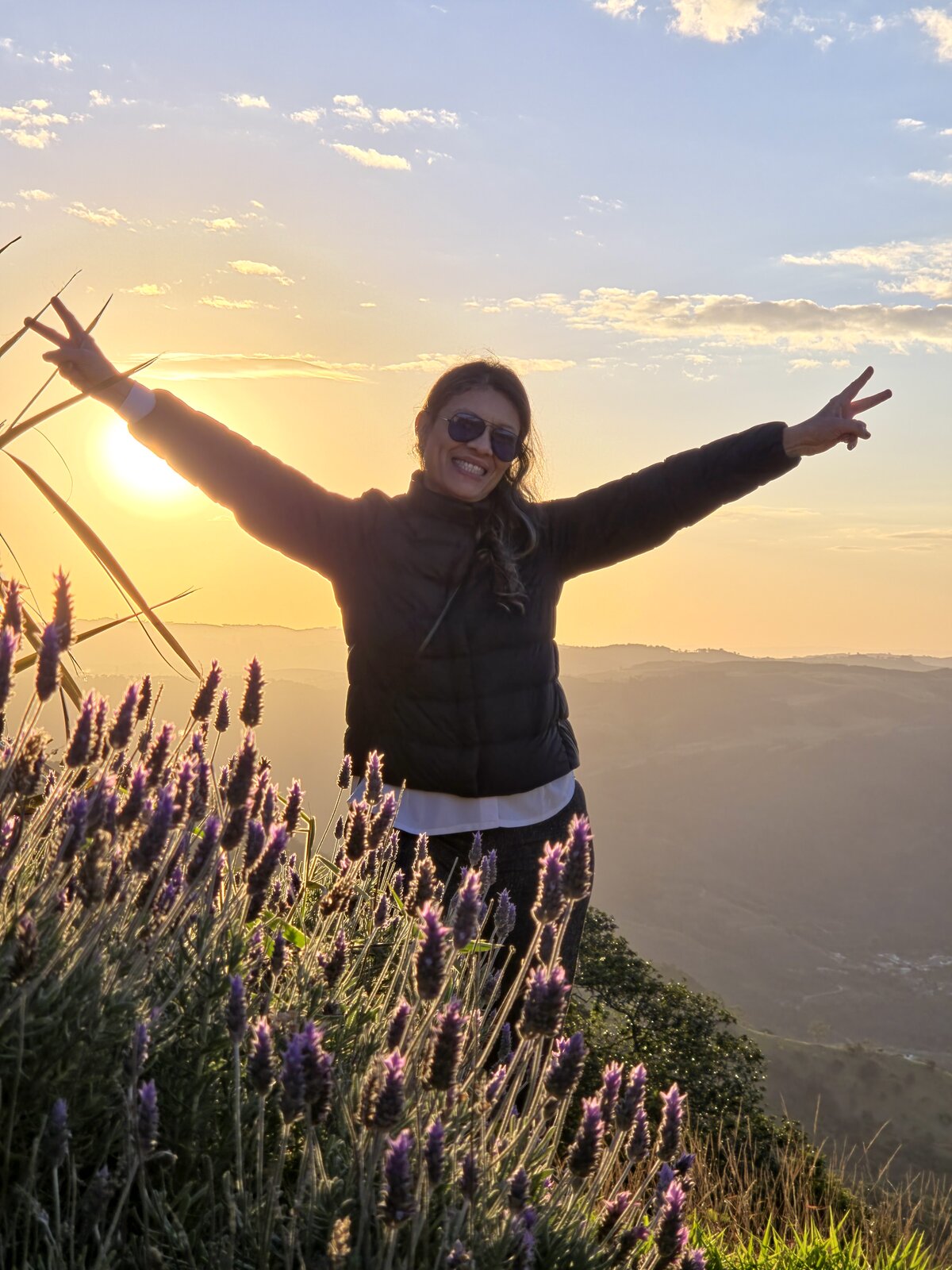 Luciana no mirante de Poços de Caldas ao pôr do sol