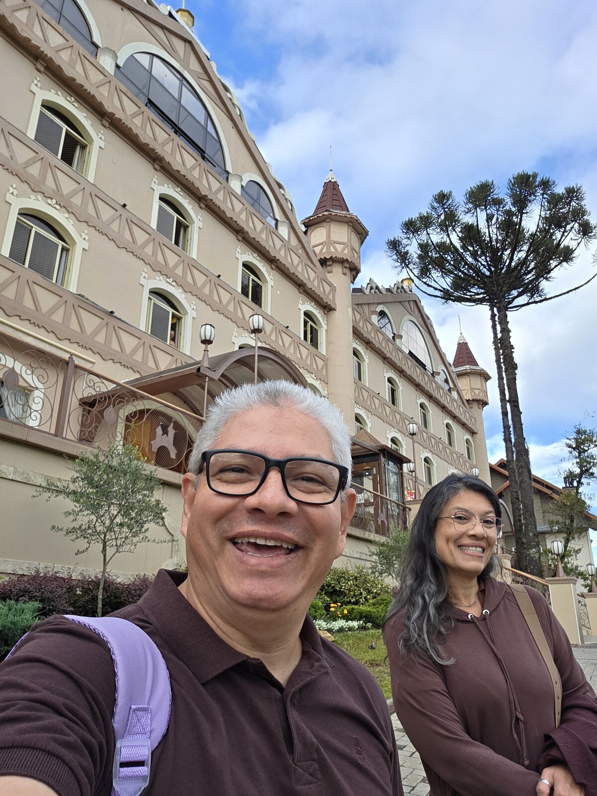Marcos e Luciana sorrindo em frente ao hotel Chocoland, em Gramado